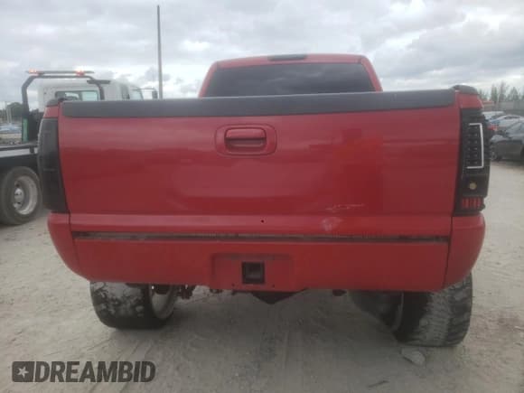 ✅ 2005 Chevrolet Silverado 2500HD LS • VIN: 1GCHK23285F894999 • Lot: 91209125. Wystawiony na Copart z przebiegiem Nie podano. Bezpłatny archiwum sprzedaży aukcyjnych z USA i szczegółowy raport historii pojazdu na DreamBid. Zdjęcie 6.