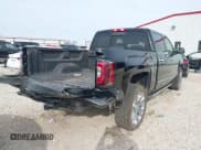 ✅ 2018 GMC Sierra 1500 Denali • VIN: 3GTU2PEJ3JG599057 • Lot: 43715356. Wystawiony na IAAI z przebiegiem 117 407 mil. Bezpłatny archiwum sprzedaży aukcyjnych z USA i szczegółowy raport historii pojazdu na DreamBid. Zdjęcie 4.