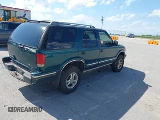 ✅ 1998 Chevrolet Blazer LS • VIN: 1GNDT13W9W2216366 • Lot: 42749884. Wystawiony na IAAI z przebiegiem Nie podano. Bezpłatny archiwum sprzedaży aukcyjnych z USA i szczegółowy raport historii pojazdu na DreamBid. Zdjęcie 4.