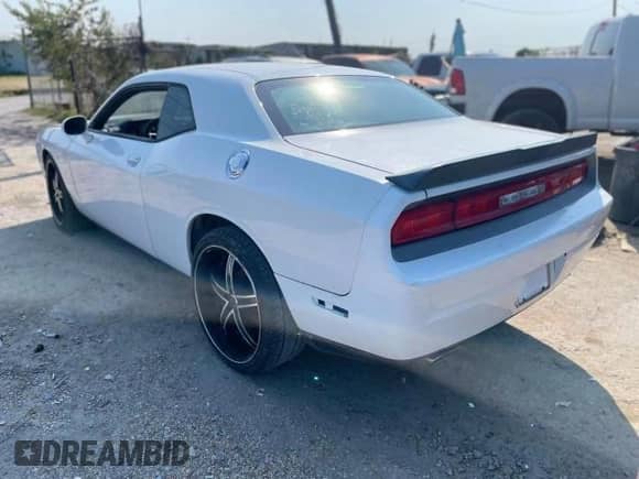 2013 Dodge Challenger SXT z VIN 2C3CDYAG1DH607722, wystawiony jako Copart lot #75570584 z przebiegiem 130 922 mil mil oraz Czysty tytuł • Clean title. Historia ofert i sprzedaży dostępna na DreamBid. Obrazek 3.