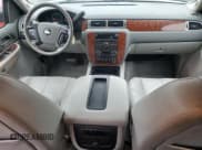 ✅ 2008 Chevrolet Suburban 1LT • VIN: 1GNFK16388J240504 • Lot: 68329785. Wystawiony na Copart z przebiegiem 147 415 mil. Bezpłatny archiwum sprzedaży aukcyjnych z USA i szczegółowy raport historii pojazdu na DreamBid. Zdjęcie 8.