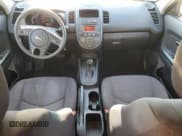 ✅ 2013 Kia Soul • VIN: KNDJT2A58D7491609 • Лот: 85815315. Опубликован ранее на Copart с пробегом 105 070 миль. Бесплатный доступ к архиву аукционных продаж из США и подробный отчёт об истории автомобиля на DreamBid. Изображение 8.