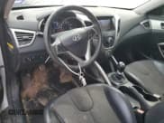 ✅ 2012 Hyundai Veloster w/Red Int • VIN: KMHTC6AD3CU022771 • Lot: 79606664. Wystawiony na Copart z przebiegiem 98 480 mil. Bezpłatny archiwum sprzedaży aukcyjnych z USA i szczegółowy raport historii pojazdu na DreamBid. Zdjęcie 8.