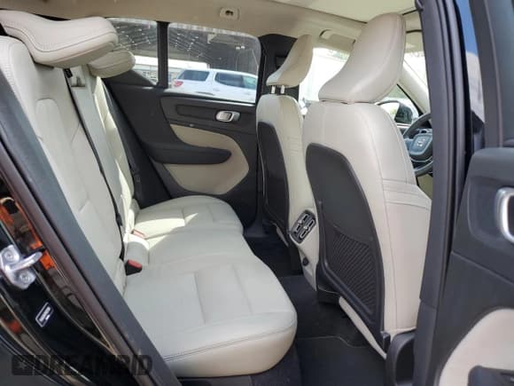 ✅ 2021 Volvo XC40 Momentum • VIN: YV4AC2HK7M2557086 • Lot: 83830365. Wystawiony na Copart z przebiegiem 42 402 mil. Bezpłatny archiwum sprzedaży aukcyjnych z USA i szczegółowy raport historii pojazdu na DreamBid. Zdjęcie 10.