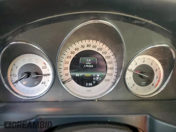 ✅ 2013 Mercedes-Benz GLK 350 • VIN: WDCGG8JB9DG124798 • Lot: 90092435. Listed on Copart with 179,565 mi. Free auction sales archive from the USA and detailed vehicle history report at DreamBid. Image 9.