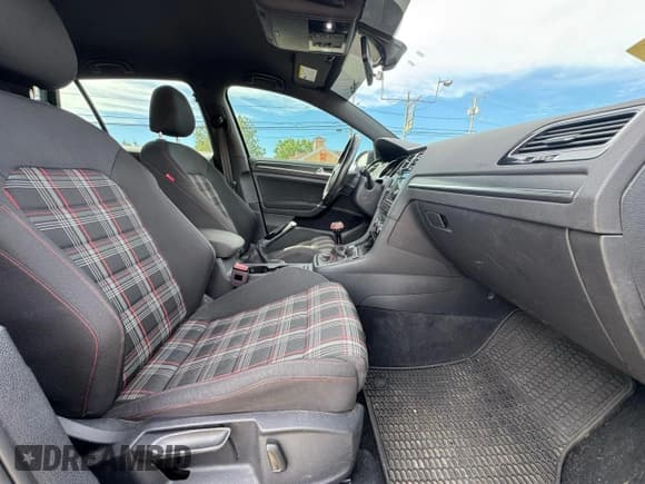 ✅ 2019 Volkswagen Golf GTI S • VIN: 3VW5T7AU5KM014139 • Lot: 80223985. Wystawiony na Copart z przebiegiem 85 578 mil. Bezpłatny archiwum sprzedaży aukcyjnych z USA i szczegółowy raport historii pojazdu na DreamBid. Zdjęcie 5.