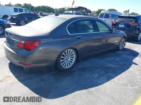 ✅ 2013 BMW 7 Series 750Li • VIN: WBAYE8C55DD131723 • Lot: 43697637. Listed on IAAI with 98,073 mi. Free auction sales archive from the USA and detailed vehicle history report at DreamBid. Image 4.