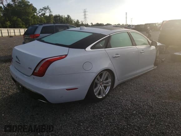 ✅ 2018 Jaguar XJ Portfolio • VIN: SAJWA2G76J8W13668 • Lot: 59424963. Wystawiony na Copart z przebiegiem 27 983 mil. Bezpłatny archiwum sprzedaży aukcyjnych z USA i szczegółowy raport historii pojazdu na DreamBid. Zdjęcie 3.
