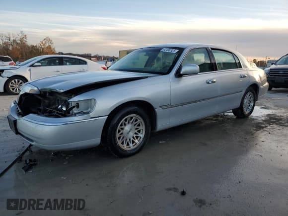 ✅ 1998 Lincoln Town Car Signature • VIN: 1LNFM82W4WY683955 • Lot: 92408325. Listed on Copart with 161,934 mi. Free auction sales archive from the USA and detailed vehicle history report at DreamBid. Image 1.