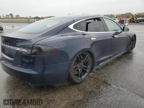 ✅ 2013 Tesla Model S Performance • VIN: 5YJSA1DP7DFP07140 • Lot: 90340515. Wystawiony na Copart z przebiegiem 92 686 mil. Bezpłatny archiwum sprzedaży aukcyjnych z USA i szczegółowy raport historii pojazdu na DreamBid. Zdjęcie 3.