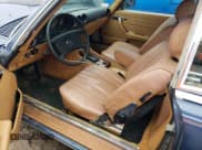 ✅ 1983 Mercedes-Benz 380 SL • VIN: WDBBA45A0DB019574 • Lot: 73357504. Wystawiony na Copart z przebiegiem 56 150 mil. Bezpłatny archiwum sprzedaży aukcyjnych z USA i szczegółowy raport historii pojazdu na DreamBid. Zdjęcie 7.