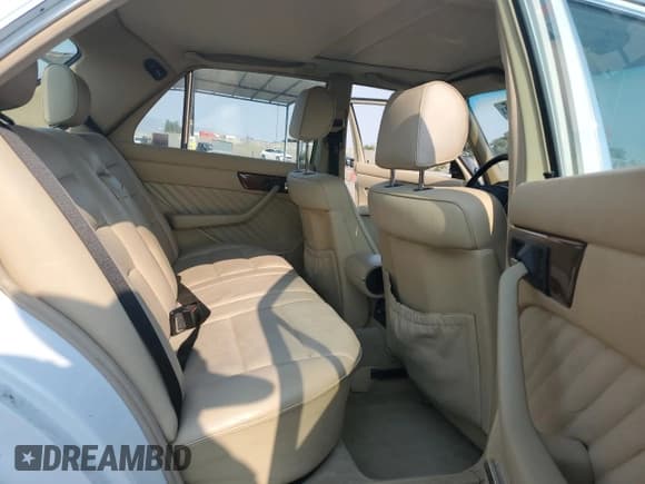 ✅ 1990 Mercedes-Benz 300 SE • VIN: WDBCA24D3LA517177 • Lot: 67455045. Wystawiony na Copart z przebiegiem 135 349 mil. Bezpłatny archiwum sprzedaży aukcyjnych z USA i szczegółowy raport historii pojazdu na DreamBid. Zdjęcie 10.