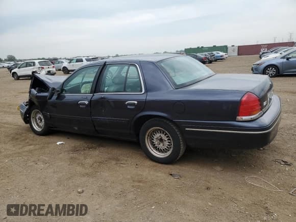✅ 2001 Ford Crown Victoria LX • VIN: 2FAFP74W51X132791 • Lot: 61021275. Wystawiony na Copart z przebiegiem 103 232 mil. Bezpłatny archiwum sprzedaży aukcyjnych z USA i szczegółowy raport historii pojazdu na DreamBid. Zdjęcie 2.
