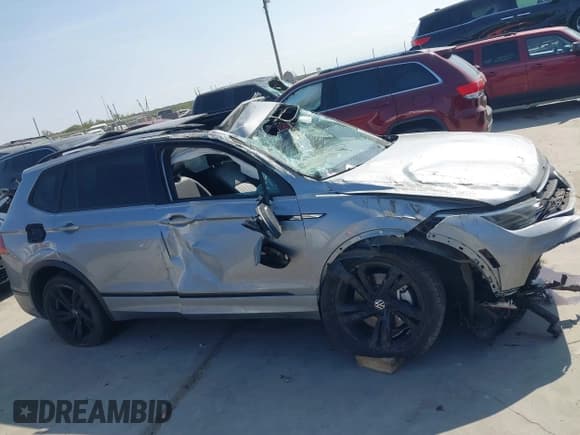 ✅ 2023 Volkswagen Tiguan SE R-Line Black • VIN: 3VVCB7AX0PM062647 • Lot: 43512995. Wystawiony na IAAI z przebiegiem 34 220 mil. Bezpłatny archiwum sprzedaży aukcyjnych z USA i szczegółowy raport historii pojazdu na DreamBid. Zdjęcie 14.