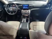 ✅ 2021 Ford Explorer • VIN: 1FMSK7BH0MGB43716 • Lot: 61924685. Wystawiony na Copart z przebiegiem 105 081 mil. Bezpłatny archiwum sprzedaży aukcyjnych z USA i szczegółowy raport historii pojazdu na DreamBid. Zdjęcie 8.