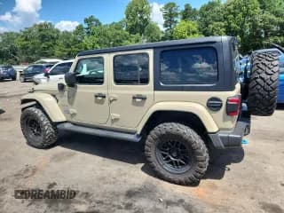 ✅ 2022 Jeep Wrangler Unlimited Sahara High Altitude • VIN: 1C4JJXP60NW279457 • Лот: 66158455. Опубликован ранее на Copart с пробегом 21 786 миль. Бесплатный доступ к архиву аукционных продаж из США и подробный отчёт об истории автомобиля на DreamBid. Изображение 2.