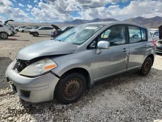 ✅ 2007 Nissan Versa S • VIN: 3N1BC13E47L405646 • Lot: 85110805. Listed on Copart with 133,179 mi. Free auction sales archive from the USA and detailed vehicle history report at DreamBid. Image 1.