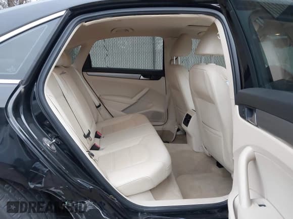 ✅ 2014 Volkswagen Passat SE • VIN: 1VWBN7A32EC057069 • Lot: 43852541. Wystawiony na IAAI z przebiegiem 78 622 mil. Bezpłatny archiwum sprzedaży aukcyjnych z USA i szczegółowy raport historii pojazdu na DreamBid. Zdjęcie 8.