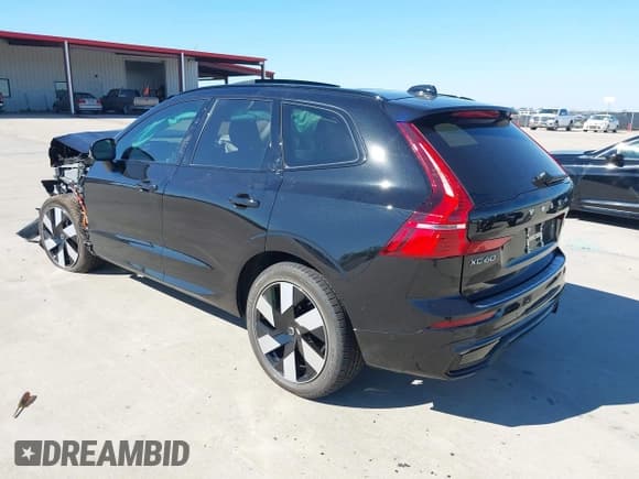 ✅ 2025 Volvo XC60 Plus • VIN: YV4H60RCXS1049604 • Lot: 43594924. Listed on IAAI with 1,926 mi. Free auction sales archive from the USA and detailed vehicle history report at DreamBid. Image 3.