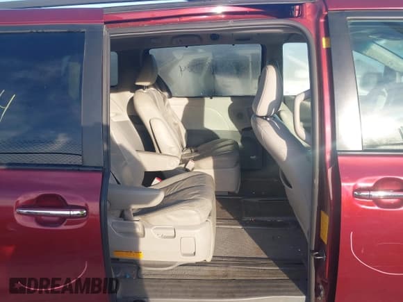 ✅ 2011 Toyota Sienna Limited • VIN: 5TDDK3DCXBS016482 • Lot: 43759024. Listed on IAAI with 181,921 mi. Free auction sales archive from the USA and detailed vehicle history report at DreamBid. Image 8.