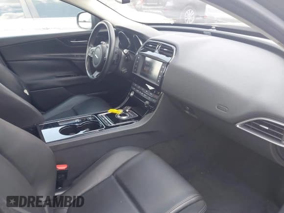 ✅ 2017 Jaguar XE 25t Premium • VIN: SAJAD4BG0HA945502 • Lot: 42568336. Wystawiony na IAAI z przebiegiem 98 996 mil. Bezpłatny archiwum sprzedaży aukcyjnych z USA i szczegółowy raport historii pojazdu na DreamBid. Zdjęcie 5.