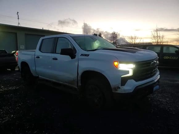 ✅ 2023 Chevrolet Silverado 1500 LT Trail Boss • VIN: 3GCUDFE88PG190420 • Lot: 87728935. Wystawiony na Copart z przebiegiem 54 396 mil. Bezpłatny archiwum sprzedaży aukcyjnych z USA i szczegółowy raport historii pojazdu na DreamBid. Zdjęcie 11.