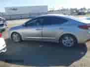 2020 Hyundai Elantra SEL z VIN 5NPD84LF5LH597624, wystawiony jako IAAI lot #43175433 z przebiegiem 51 980 mil mil oraz . Historia ofert i sprzedaży dostępna na DreamBid. Obrazek 14.