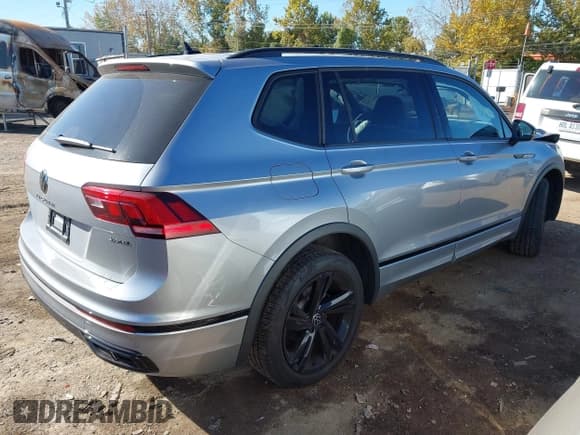 ✅ 2024 Volkswagen Tiguan SE R-Line Black • VIN: 3VV8B7AX6RM106479 • Lot: 43537761. Wystawiony na IAAI z przebiegiem 8 304 mil. Bezpłatny archiwum sprzedaży aukcyjnych z USA i szczegółowy raport historii pojazdu na DreamBid. Zdjęcie 4.