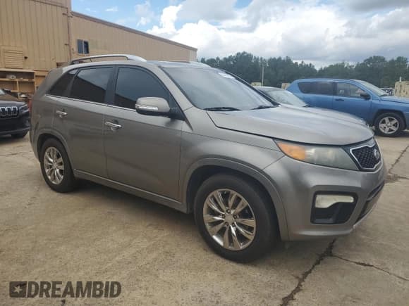✅ 2012 Kia Sorento SX • VIN: 5XYKW4A22CG212850 • Lot: 84460805. Wystawiony na Copart z przebiegiem 243 465 mil. Bezpłatny archiwum sprzedaży aukcyjnych z USA i szczegółowy raport historii pojazdu na DreamBid. Zdjęcie 4.