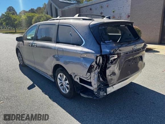 ✅ 2021 Toyota Sienna XLE • VIN: 5TDYRKEC0MS071810 • Lot: 87171045. Wystawiony na Copart z przebiegiem 32 536 mil. Bezpłatny archiwum sprzedaży aukcyjnych z USA i szczegółowy raport historii pojazdu na DreamBid. Zdjęcie 3.