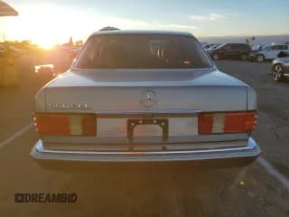 ✅ 1988 Mercedes-Benz 560 • VIN: WDBCA39D4JA391164 • Лот: 82628704. Опубликован ранее на Copart с пробегом 88 482 миль. Бесплатный доступ к архиву аукционных продаж из США и подробный отчёт об истории автомобиля на DreamBid. Изображение 6.