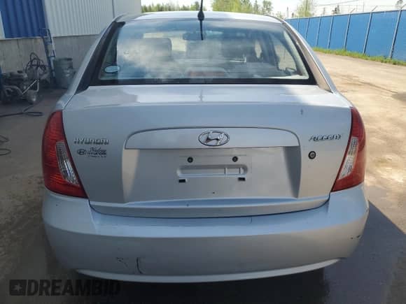 2008 Hyundai Accent L z VIN KMHCN45C88U246965, wystawiony jako Copart lot #57620855 z przebiegiem 107 852 mil mil oraz Szkoda całkowita • Salvage title. Historia ofert i sprzedaży dostępna na DreamBid. Obrazek 6.