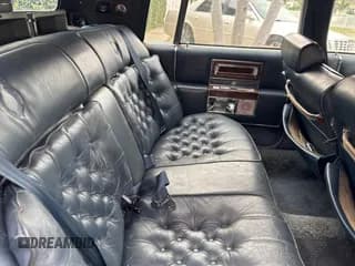 ✅ 1988 Cadillac Brougham • VIN: 1G6DW51Y1J9710932 • Lot: 82010974. Wystawiony na Copart z przebiegiem 72 122 mil. Bezpłatny archiwum sprzedaży aukcyjnych z USA i szczegółowy raport historii pojazdu na DreamBid. Zdjęcie 6.