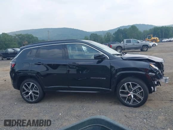 ✅ 2024 Jeep Compass Limited • VIN: 3C4NJDCN8RT139858 • Lot: 42921018. Listed on IAAI with 8,749 mi. Free auction sales archive from the USA and detailed vehicle history report at DreamBid. Image 13.