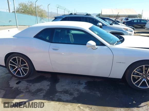 ✅ 2021 Dodge Challenger R/T • VIN: 2C3CDZBT0MH651440 • Lot: 43581247. Wystawiony na IAAI z przebiegiem 18 078 mil. Bezpłatny archiwum sprzedaży aukcyjnych z USA i szczegółowy raport historii pojazdu na DreamBid. Zdjęcie 14.