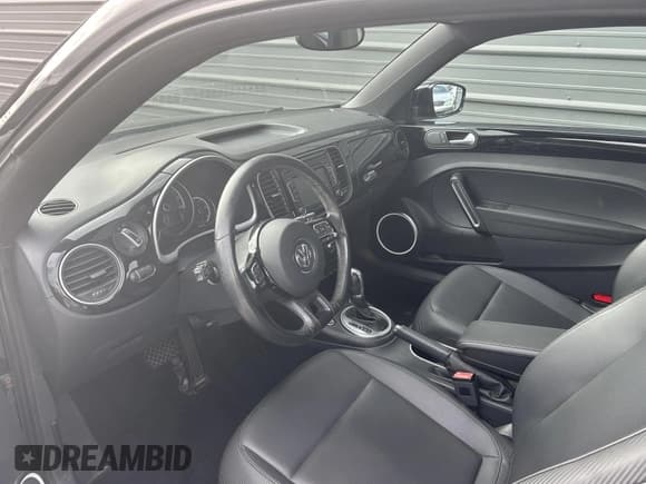 ✅ 2015 Volkswagen Beetle 1.8T • VIN: 3VWJ17ATXFM638584 • Лот: 43923514. Опубликован ранее на IAAI с пробегом 148 081 миль. Бесплатный доступ к архиву аукционных продаж из США и подробный отчёт об истории автомобиля на DreamBid. Изображение 5.