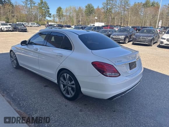 ✅ 2017 Mercedes-Benz C 300 • VIN: 55SWF4JB5HU220634 • Lot: 42171628. Wystawiony na IAAI z przebiegiem 228 573 mil. Bezpłatny archiwum sprzedaży aukcyjnych z USA i szczegółowy raport historii pojazdu na DreamBid. Zdjęcie 3.