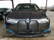 ✅ 2024 BMW iX xDrive50 • VIN: WB523CF0XRCP52532 • Lot: 77500584. Wystawiony na Copart z przebiegiem 11 489 mil. Bezpłatny archiwum sprzedaży aukcyjnych z USA i szczegółowy raport historii pojazdu na DreamBid. Zdjęcie 5.