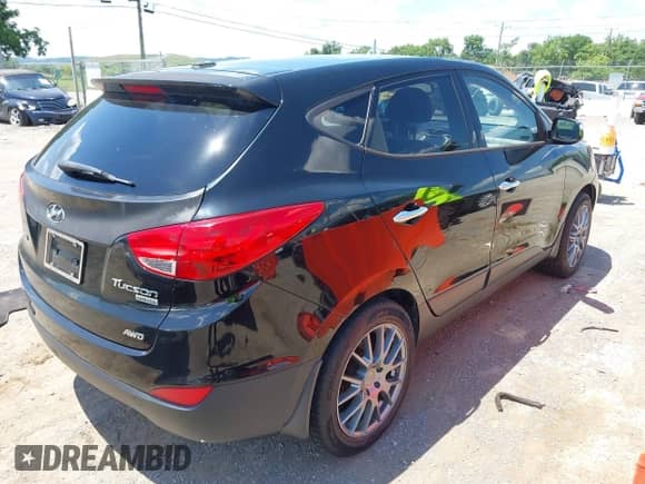 2010 Hyundai Tucson GLS with VIN KM8JUCACXAU067990, listed as a IAAI auction lot 42649941 with 171,324 mi miles and . Bid and sale history available at DreamBid. Image 4.