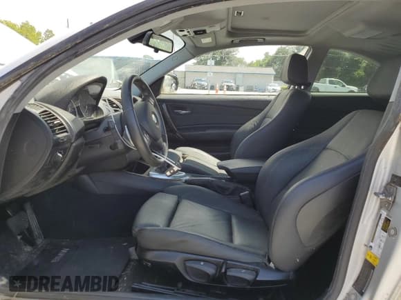 ✅ 2011 BMW 1 Series 135i • VIN: WBAUC9C52BVM08927 • Лот: 58261875. Опубликован ранее на Copart с пробегом Не указан. Бесплатный доступ к архиву аукционных продаж из США и подробный отчёт об истории автомобиля на DreamBid. Изображение 7.