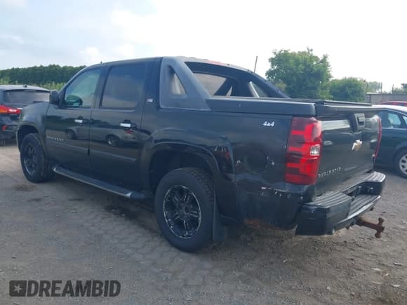 ✅ 2007 Chevrolet Avalanche LTZ • VIN: 3GNFK12327G273357 • Lot: 42980910. Listed on IAAI with 216,931 mi. Free auction sales archive from the USA and detailed vehicle history report at DreamBid. Image 3.