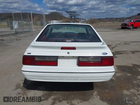 ✅ 1993 Ford Mustang LX • VIN: 1FACP41E0PF117889 • Лот: 41854729. Опубликован ранее на IAAI с пробегом 218 318 миль. Бесплатный доступ к архиву аукционных продаж из США и подробный отчёт об истории автомобиля на DreamBid. Изображение 17.