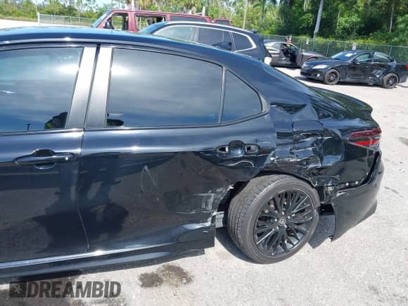 2022 Toyota Camry SE z VIN 4T1T11AK0NU044270, wystawiony jako IAAI lot #42805286 z przebiegiem 49 468 mil mil oraz . Historia ofert i sprzedaży dostępna na DreamBid. Obrazek 6.