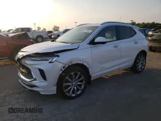 ✅ 2024 Buick Encore GX Avenir • VIN: KL4AMGSL4RB047391 • Lot: 62259685. Wystawiony na Copart z przebiegiem 12 944 mil. Bezpłatny archiwum sprzedaży aukcyjnych z USA i szczegółowy raport historii pojazdu na DreamBid. Zdjęcie 1.