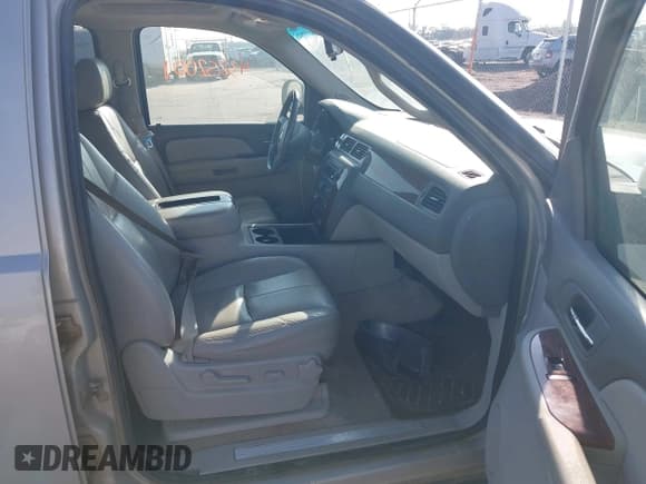 ✅ 2009 Chevrolet Suburban 2LT • VIN: 1GNFK26389R190745 • Lot: 43252001. Wystawiony na IAAI z przebiegiem 238 572 mil. Bezpłatny archiwum sprzedaży aukcyjnych z USA i szczegółowy raport historii pojazdu na DreamBid. Zdjęcie 5.