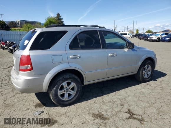 ✅ 2003 Kia Sorento LX • VIN: KNDJD733035175296 • Лот: 49673265. Опубликован ранее на Copart с пробегом 107 062 миль. Бесплатный доступ к архиву аукционных продаж из США и подробный отчёт об истории автомобиля на DreamBid. Изображение 3.
