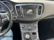 ✅ 2015 Chrysler 200 C • VIN: 1C3CCCCB9FN734803 • Лот: 89934155. Опубликован ранее на Copart с пробегом 139 665 миль. Бесплатный доступ к архиву аукционных продаж из США и подробный отчёт об истории автомобиля на DreamBid. Изображение 8.