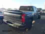 2021 Chevrolet Silverado 1500 Custom Trail Boss z VIN 1GCPYCEF4MZ263535, wystawiony jako IAAI lot #43104326 z przebiegiem 65 435 mil mil oraz . Historia ofert i sprzedaży dostępna na DreamBid. Obrazek 4.