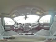 ✅ 2019 Chevrolet Silverado 1500 Custom • VIN: 1GCRYBEH8KZ309918 • Lot: 60553895. Wystawiony na Copart z przebiegiem 105 998 mil. Bezpłatny archiwum sprzedaży aukcyjnych z USA i szczegółowy raport historii pojazdu na DreamBid. Zdjęcie 14.