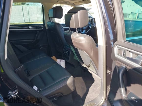 ✅ 2016 Volkswagen Touareg Lux • VIN: WVGEF9BP4GD001508 • Lot: 41850994. Wystawiony na IAAI z przebiegiem 63 355 mil. Bezpłatny archiwum sprzedaży aukcyjnych z USA i szczegółowy raport historii pojazdu na DreamBid. Zdjęcie 8.